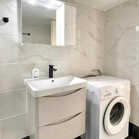 2-bedroom Fancy Near Metro Athens