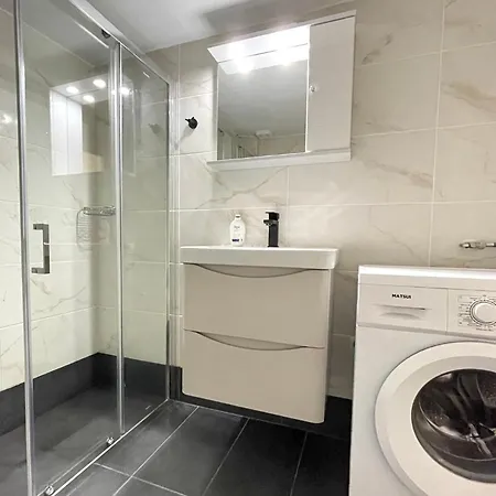 2-bedroom Fancy Near Metro Athens
