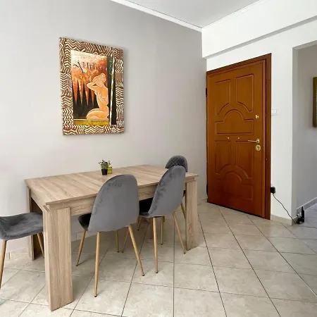 2-bedroom Fancy Near Metro Athens